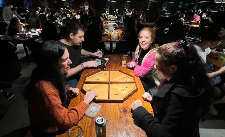 El icónico bar temático Jobs brinda un espacio lúdico y repleto de juegos