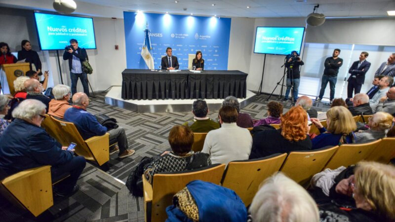 Habrá nuevos créditos de hasta 400 mil pesos para jubilados y pensionados
