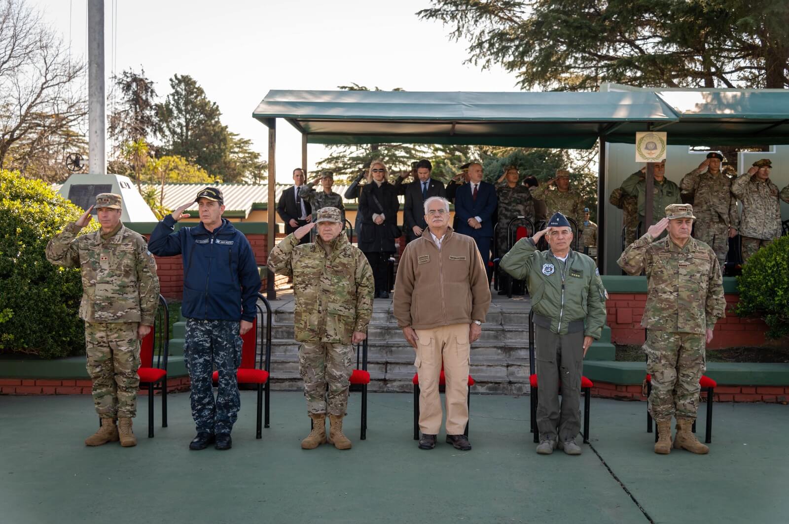 Taiana encabezó la ceremonia de despedida de un contingente de Cascos Azules que partió a Chipre