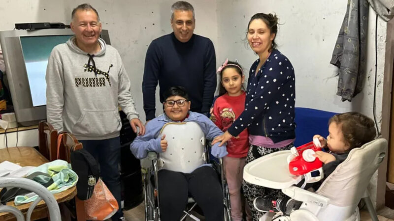Donan silla de ruedas a niño que padece anemia hemolítica autoinmune