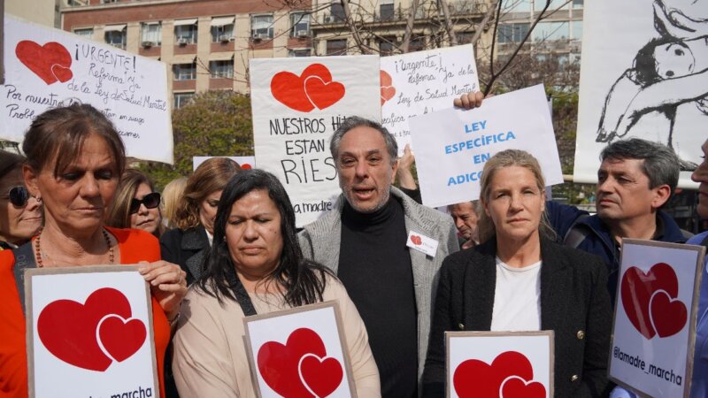 Cynthia Hotton y la madre de Chano, presentes en la movilización por Ley de Salud Mental