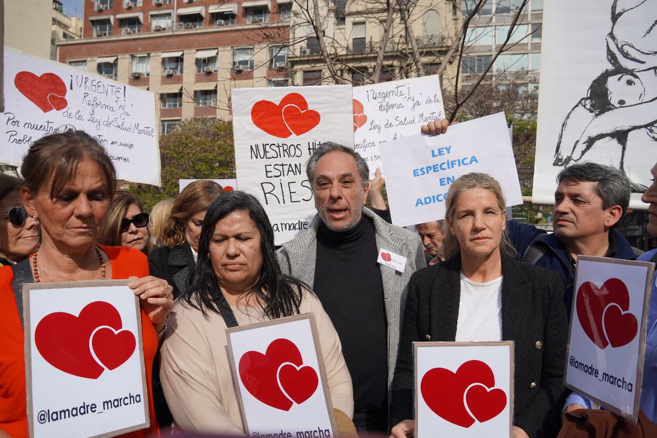 Cynthia Hotton y la madre de Chano, presentes en la movilización por Ley de Salud Mental