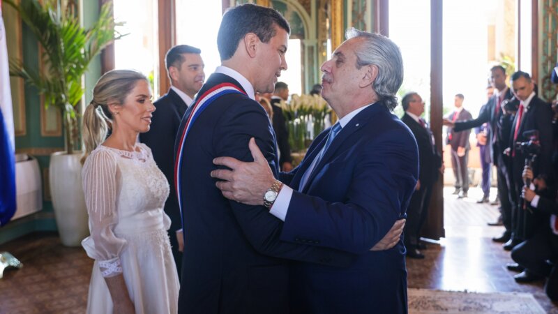 El presidente participó de la asunción de Santiago Peña, en Paraguay