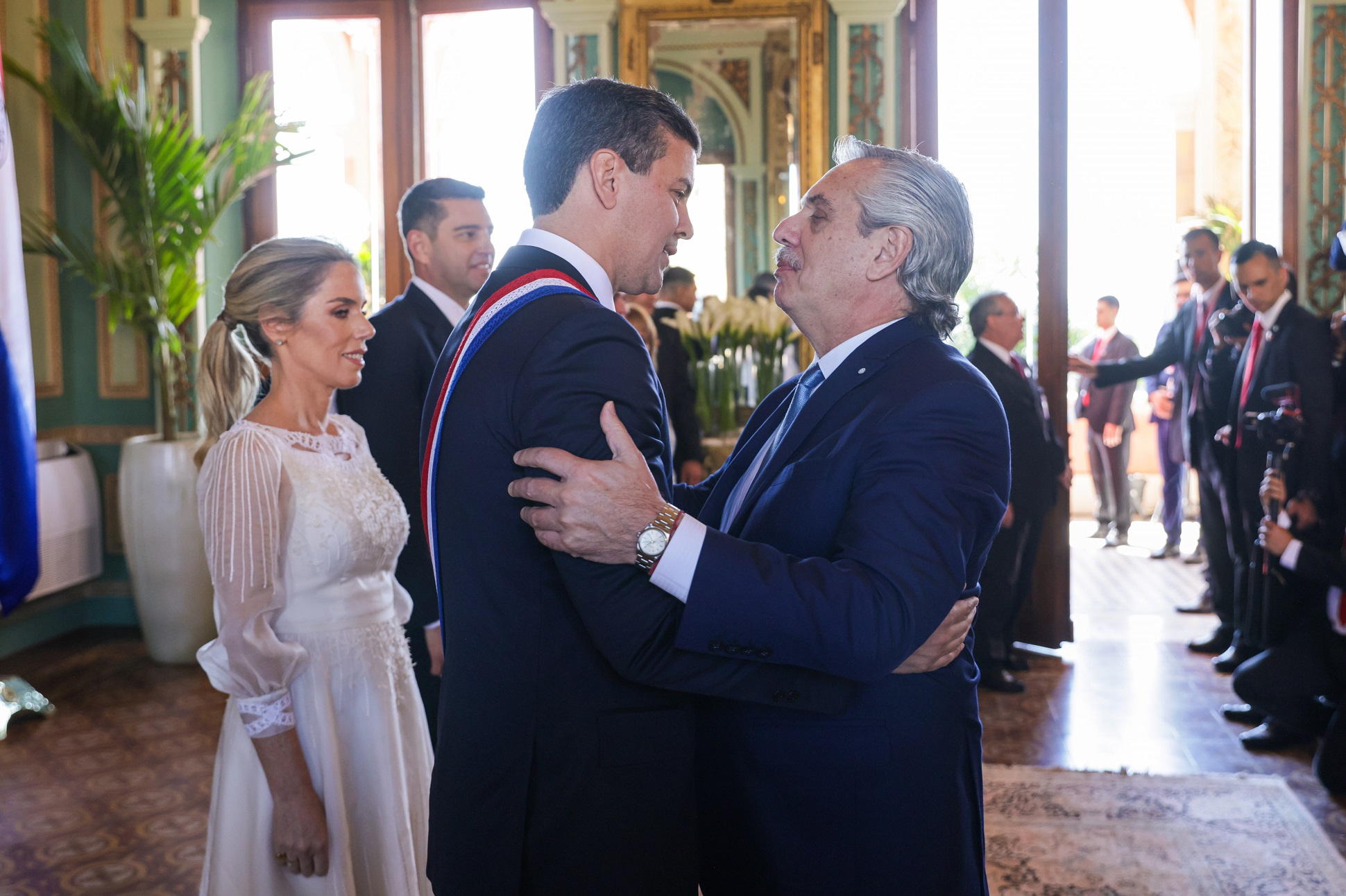 El presidente participó de la asunción de Santiago Peña, en Paraguay