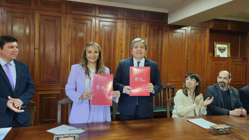 Firman un convenio para capacitar a trabajadores rurales de Santiago del Estero