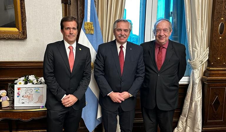 El presidente invió a una reunión en la Casa Rosaeda a miembros de la FIT
