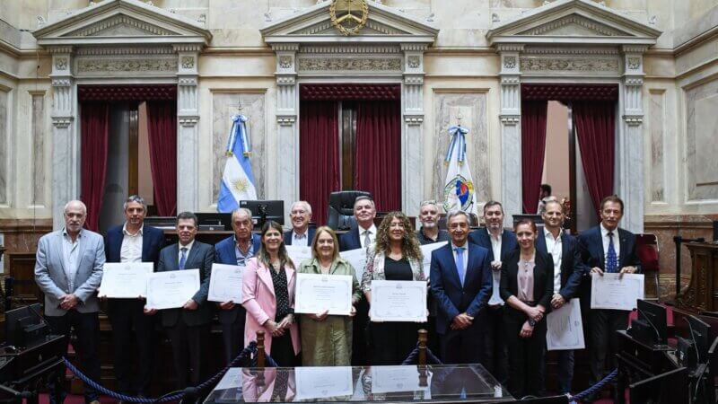 Empresarios y referentes del comercio fueron distinguidos  en el Senado