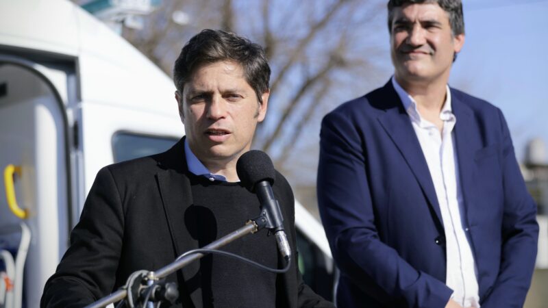 El gobernador Kicillof entregó una ambulancia en Brandsen
