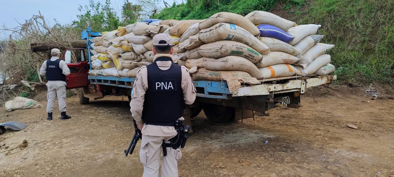 Misiones: la Prefectura Naval decomisó  8 toneladas de soja transportadas en forma ilegal