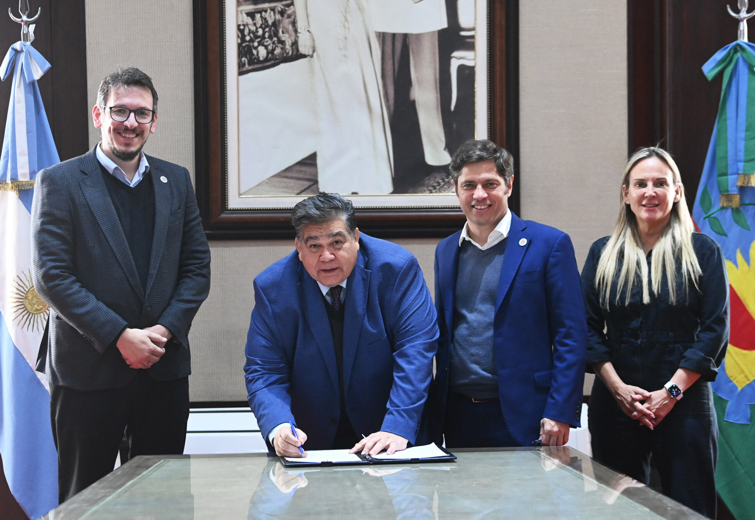 El gobierno bonaerense firmó contratos de leasing con siete municipios