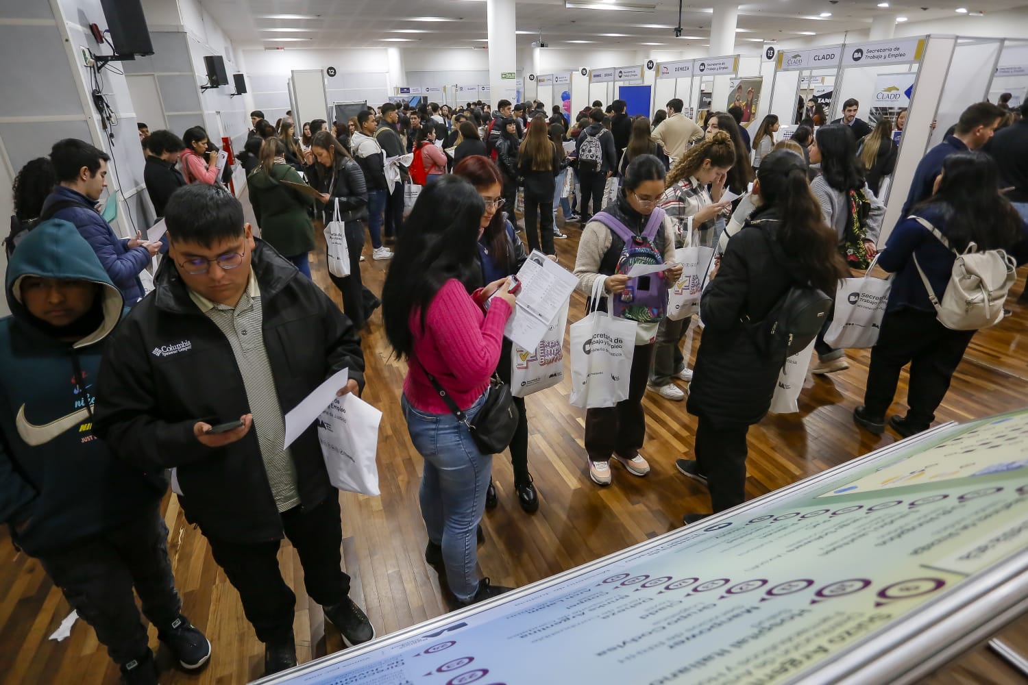 CABA: más de 1200 estudiantes universitarios participaron de Expo Empleo Barrial