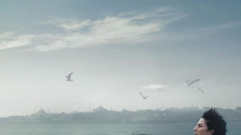 Llega «Caminos cruzados»(Crossing) avatares de una maestra retirada que busca a su sobrina