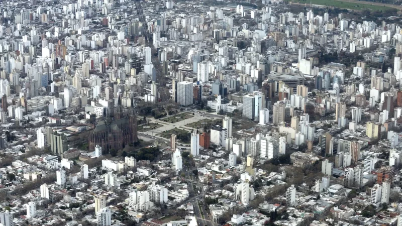 Para mejoras en la ciclovía reducen la circulación vehicular en una calle de La Plata
