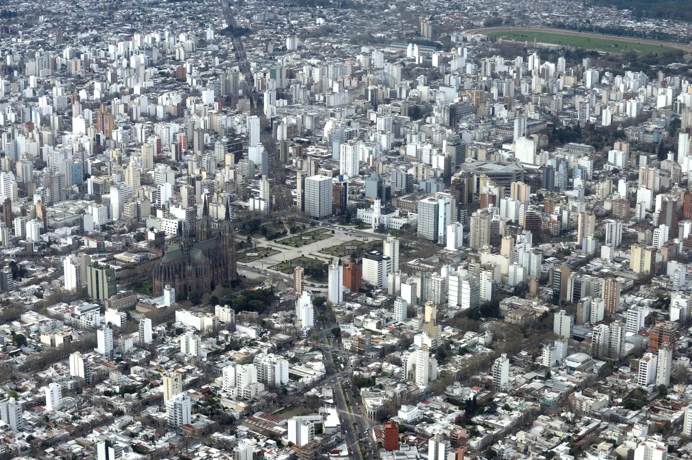 Para mejoras en la ciclovía reducen la circulación vehicular en una calle de La Plata