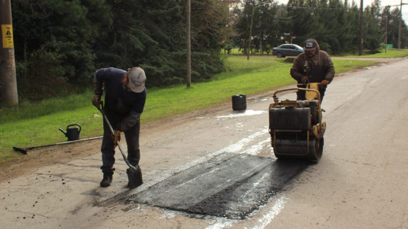 La Municipalidad extiende el plan de bacheo en distintos barrios y localidades de La Plata