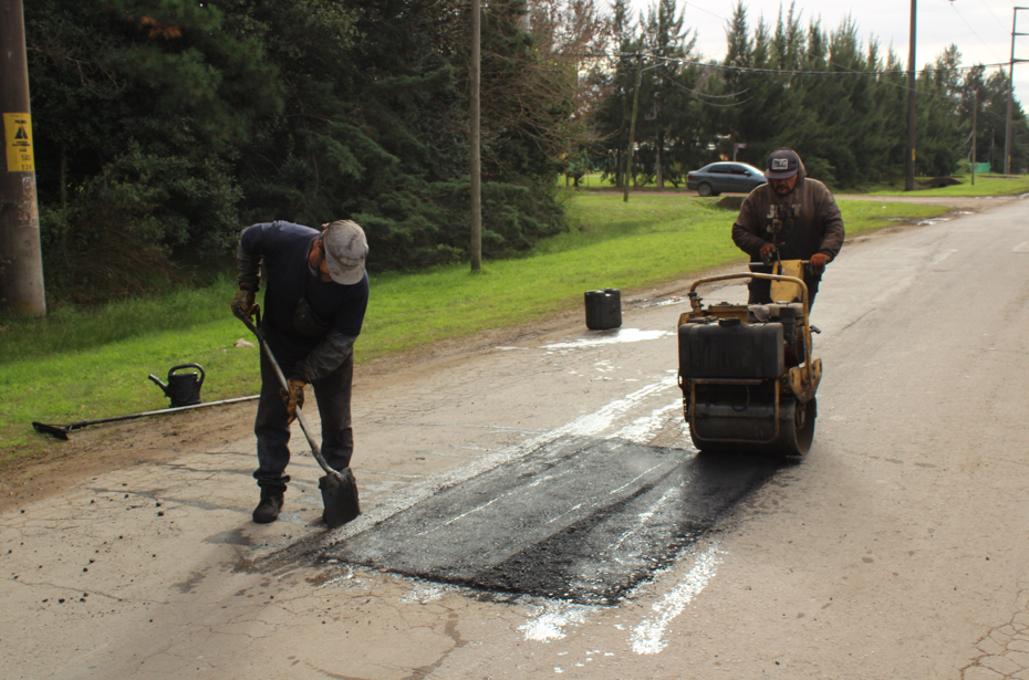 La Municipalidad extiende el plan de bacheo en distintos barrios y localidades de La Plata