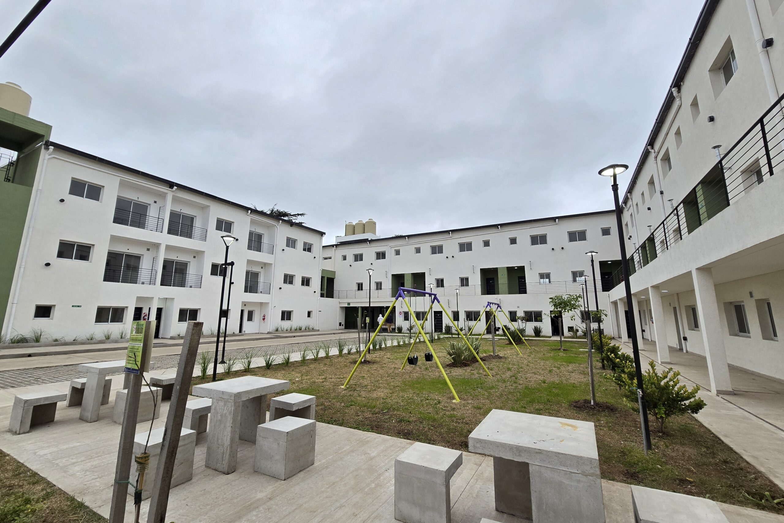 Kicillof encabezó entrega de viviendas en Pablo Nogués