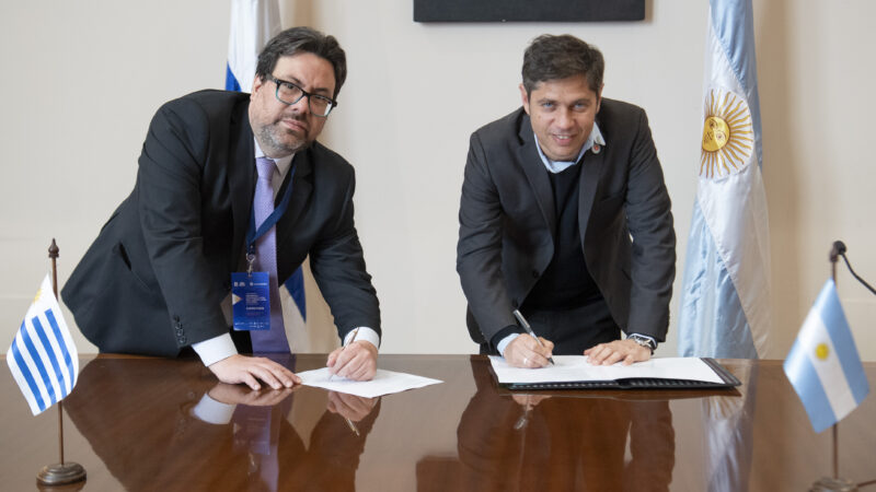 Kicillof firmó un convenio de hermanamiento y cooperación con el intendente de Montevideo