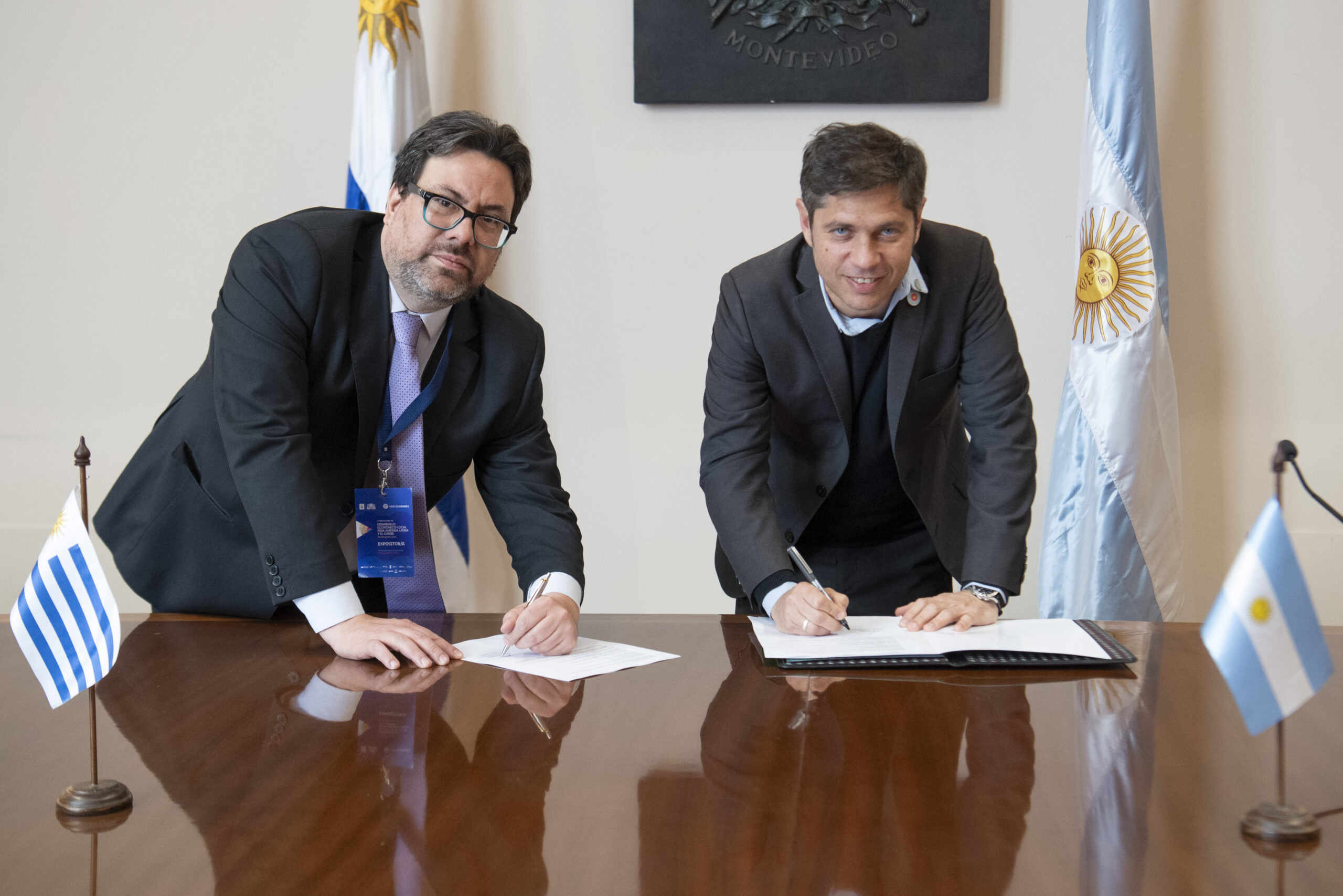 Kicillof firmó un convenio de hermanamiento y cooperación con el intendente de Montevideo