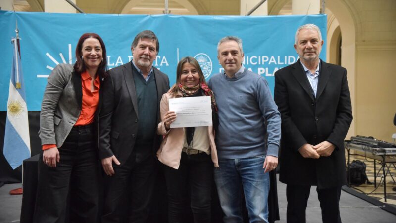 La Plata: Alak, Sileoni y Larroque entregaron equipamiento para escuelas