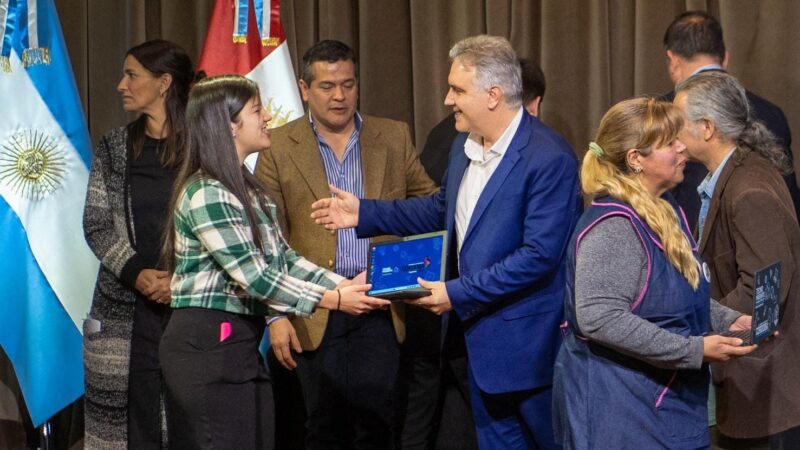 Córdoba: entregan 320 netbooks para capacitar a estudiantes