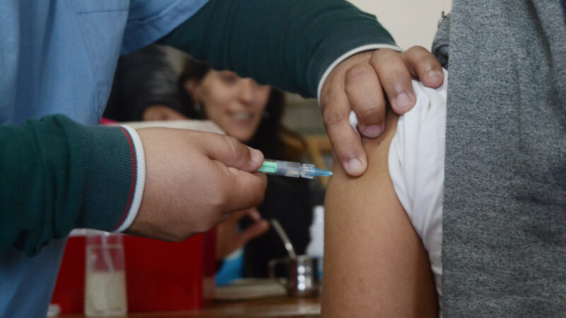 En La Plata siguen vacunando contra la gripe