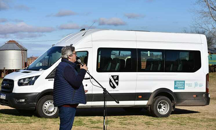 El gobierno bonaerense entregó dos combis a escuelas agrarias