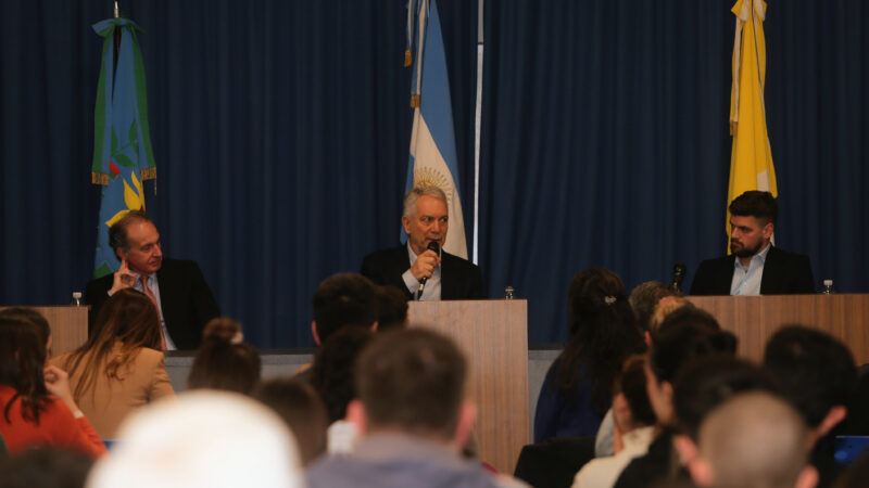 La Plata: Alak participó de una conferencia sobre política argentina y mundial
