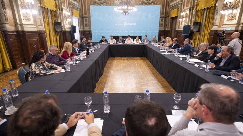Kicillof analizó con intendentes radicales la situación provincial