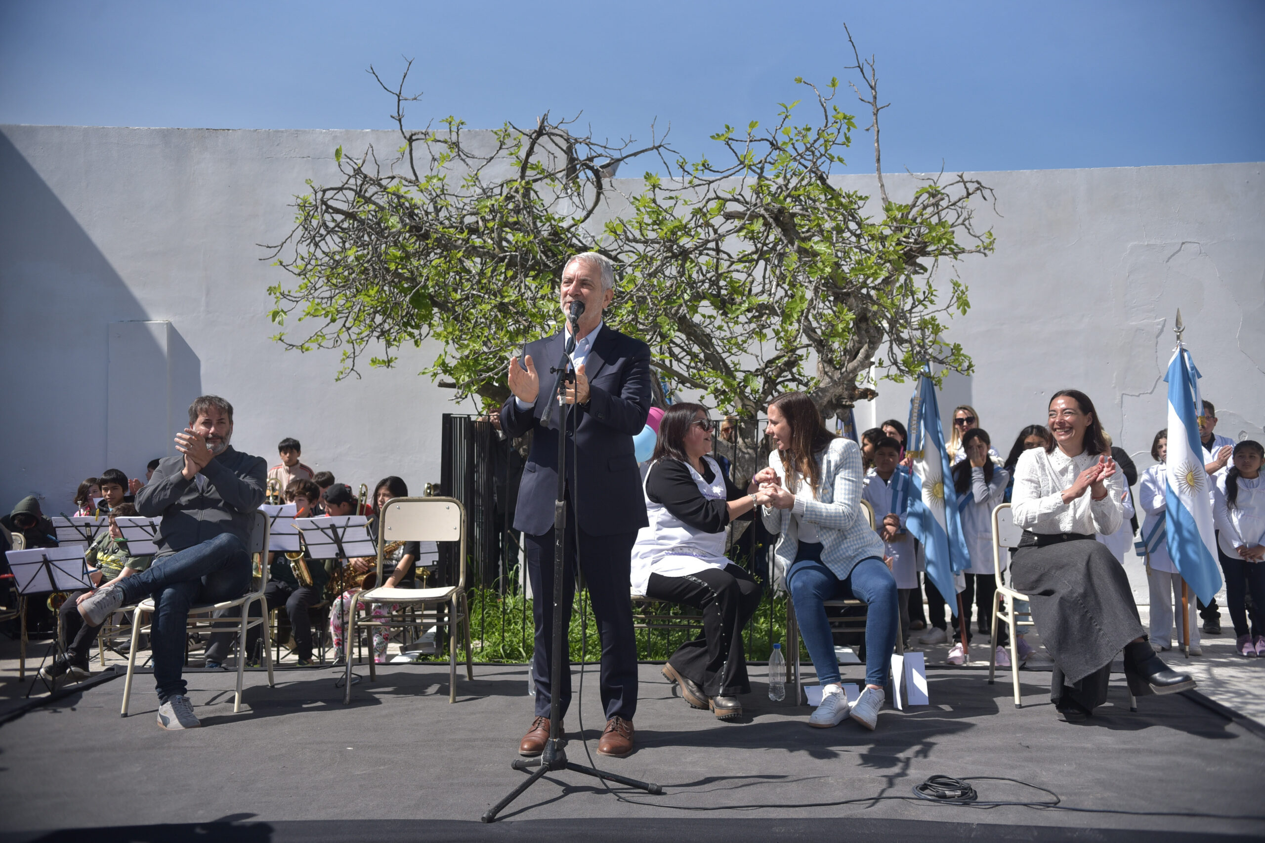 Alak participó del 140º aniversario de la Escuela Nº 21 de Los Hornos