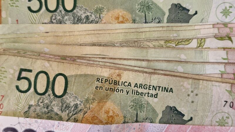 El gobierno bonaerense acordó con los gremios un aumento salarial en dos tramos