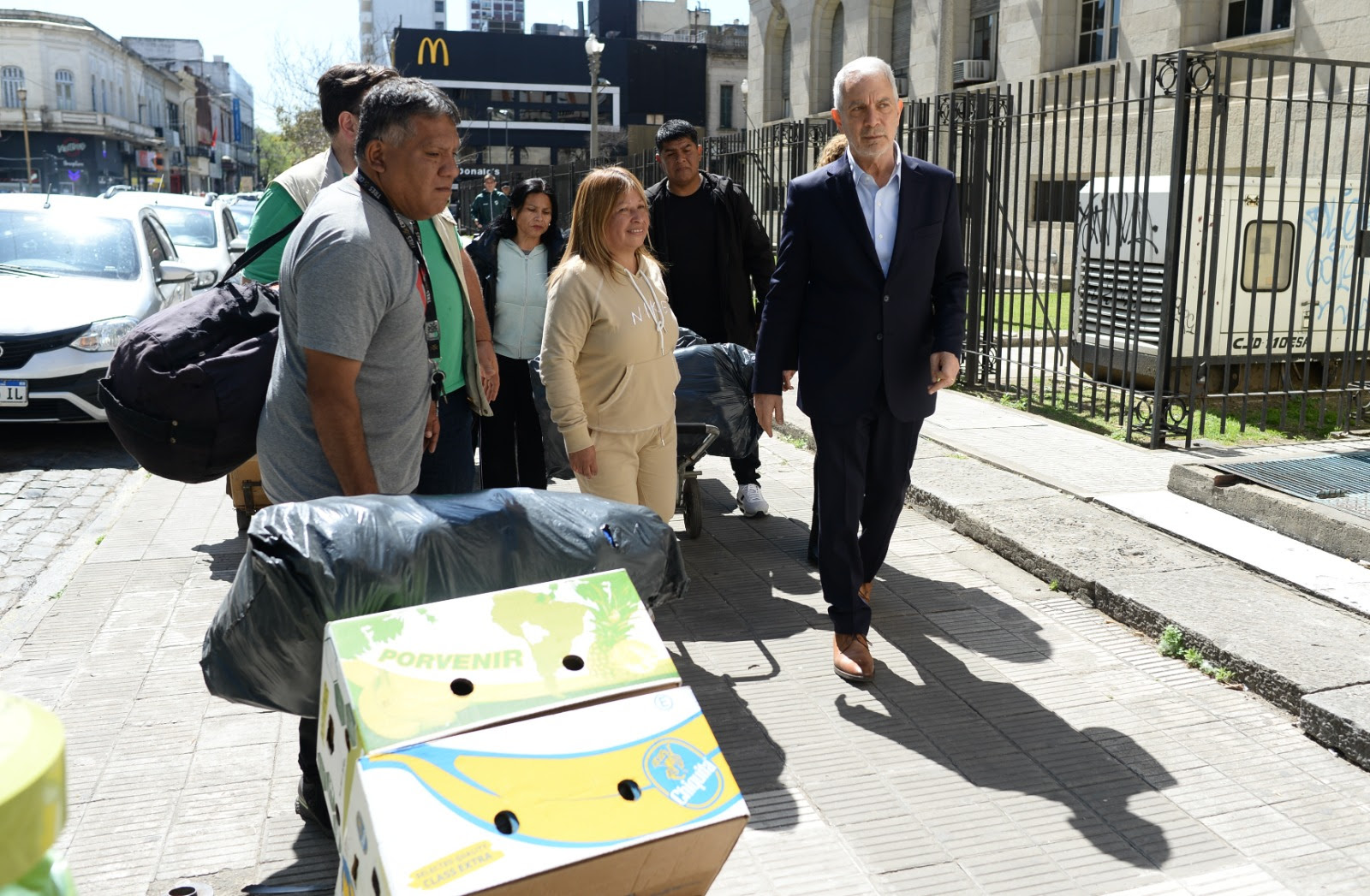 La Plata: Alak supervisó la relocalización de vendedores ambulantes que dejan la calle