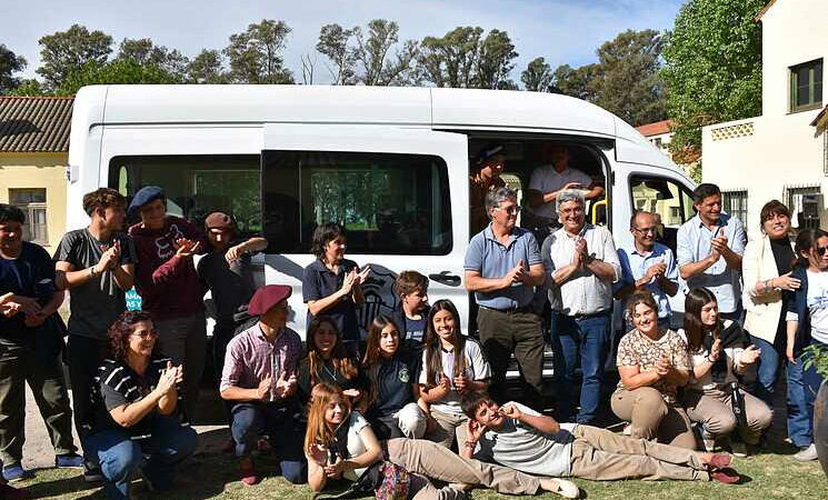 El gobierno bonaerense entregó dos minibuses para escuelas agrarias