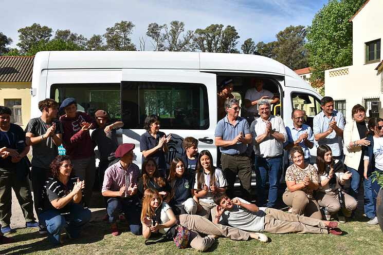 El gobierno bonaerense entregó dos minibuses para escuelas agrarias