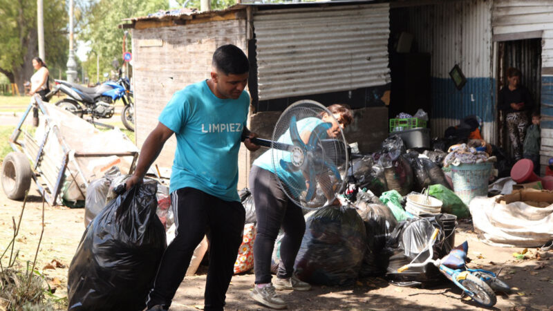 La Plata: vivían en una precaria casilla de guardabarrera y fueron relocalizados