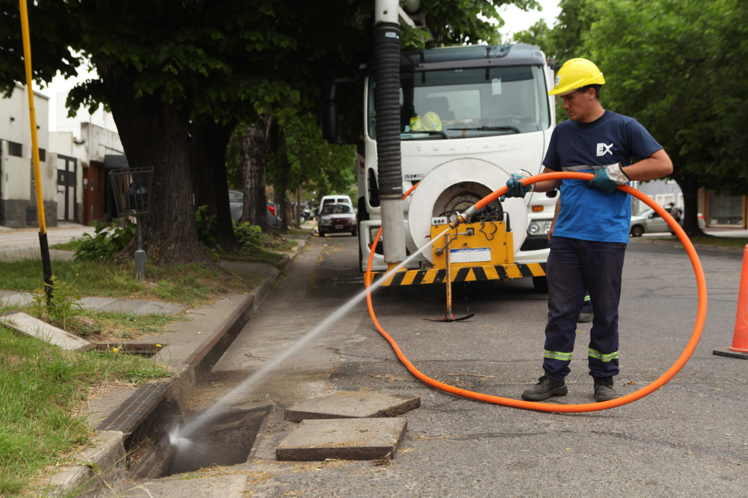 La Plata: refuerzan la limpieza de sumideros y bocas de tormentas