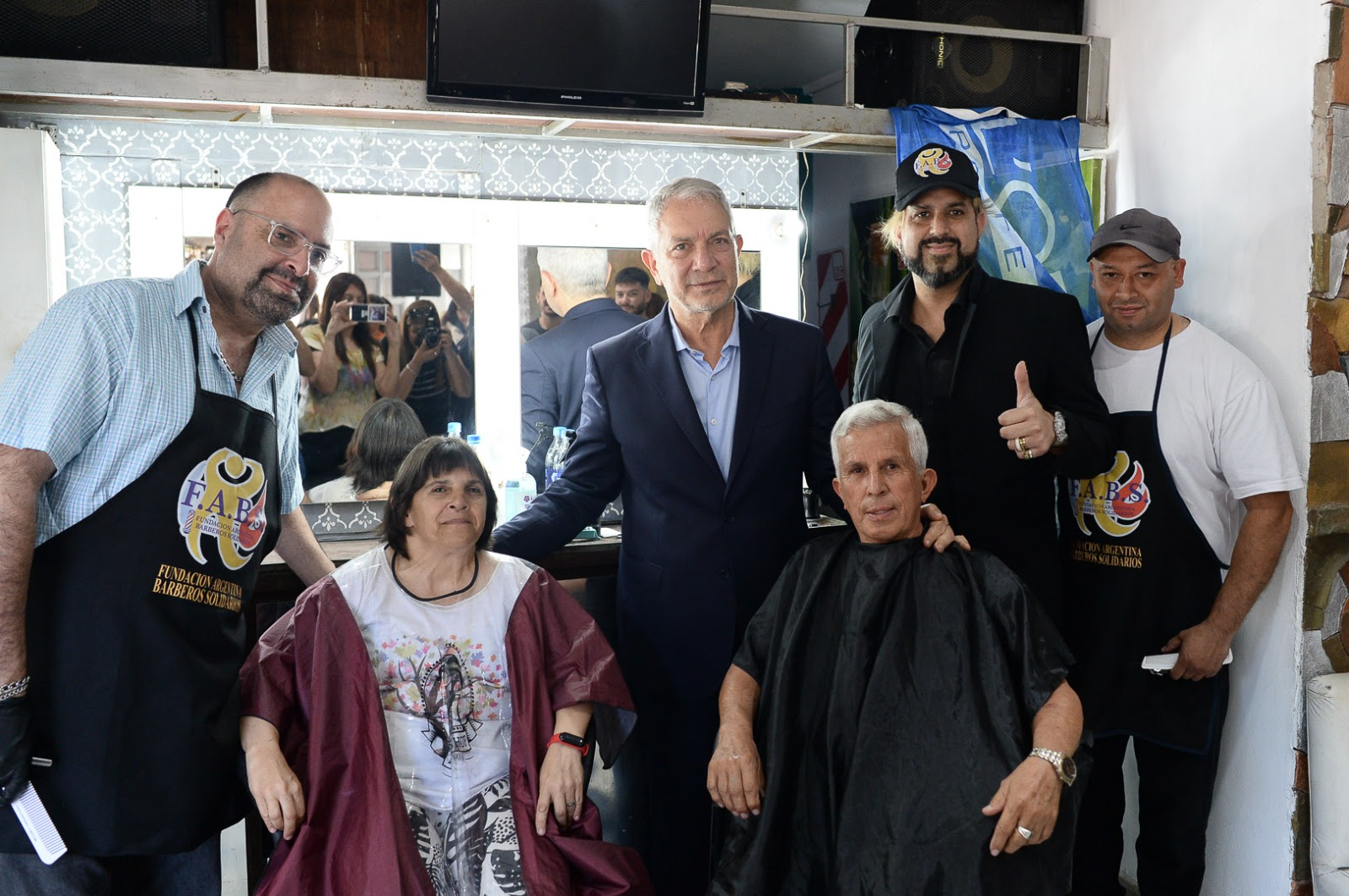 La Plata: Alak inauguró la primera barbería social del país: ofrecerán cortes gratuitos a jubilados