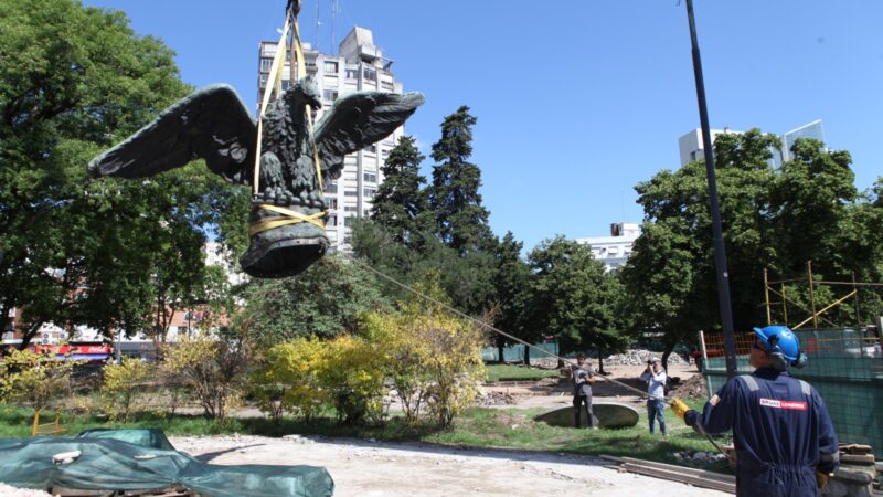 La Plata: con la remoción del águila, comenzó la reubicación del monumento de Plaza Italia
