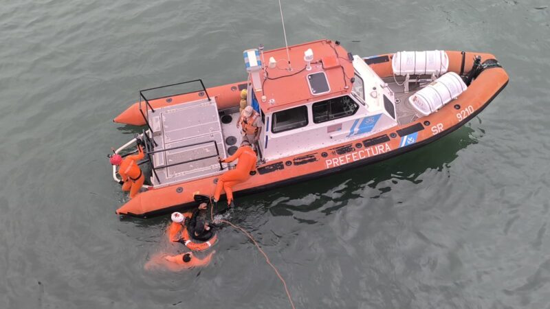 Rescatan a un hombre que cayó al mar desde un buque pesquero