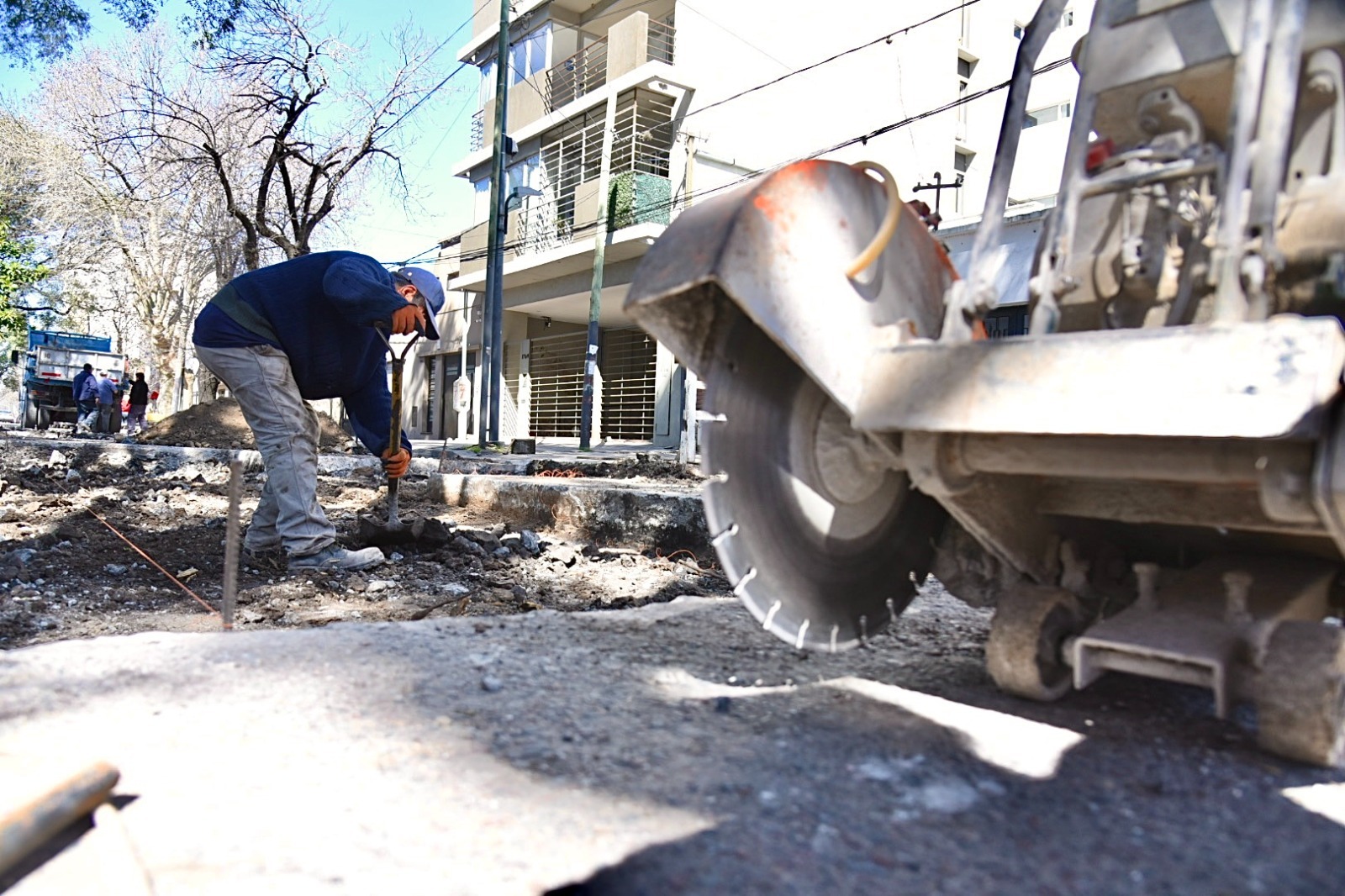 La Plata: avanzan las obras de pavimentación y bacheo