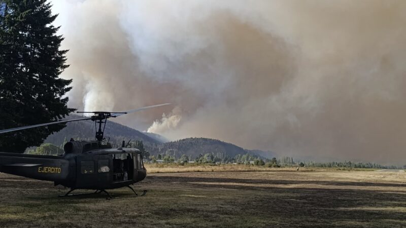 El Ejercito Argentino brinda apoyo en el Bolsón a los brigadistas que luchan contra el fuego
