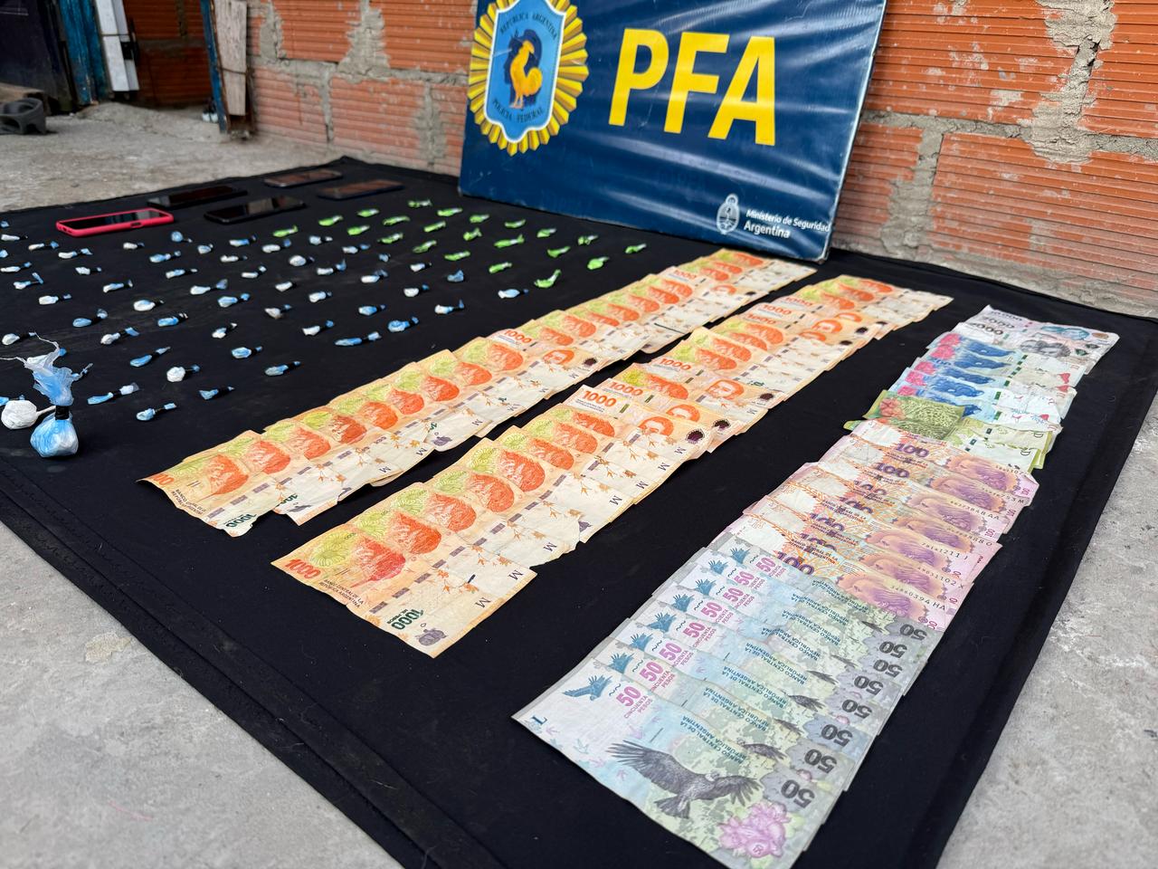 Desmantelan cuatro inmuebles en Moreno y Villa Celina donde se acopiaban armas y drogas