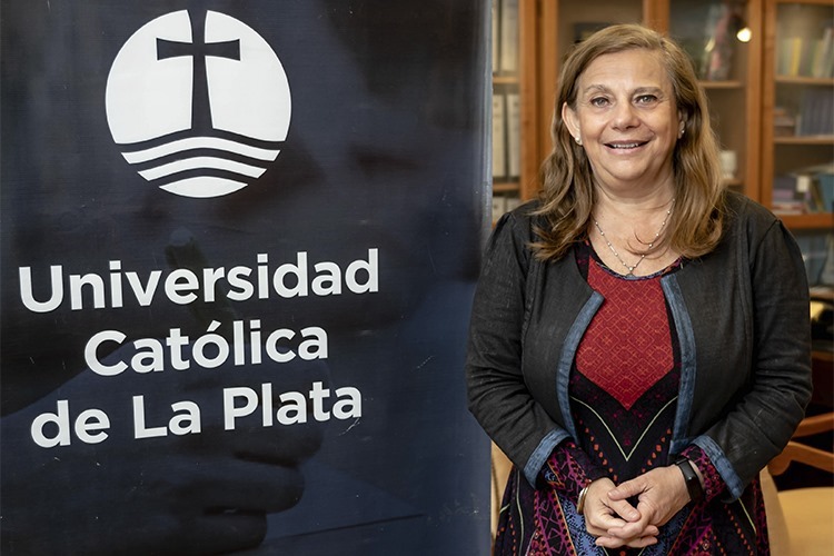 La Plata: Monseñor Carrara designó a la profesora Rita Gajate por cuatro años más como rectora de la UCALP