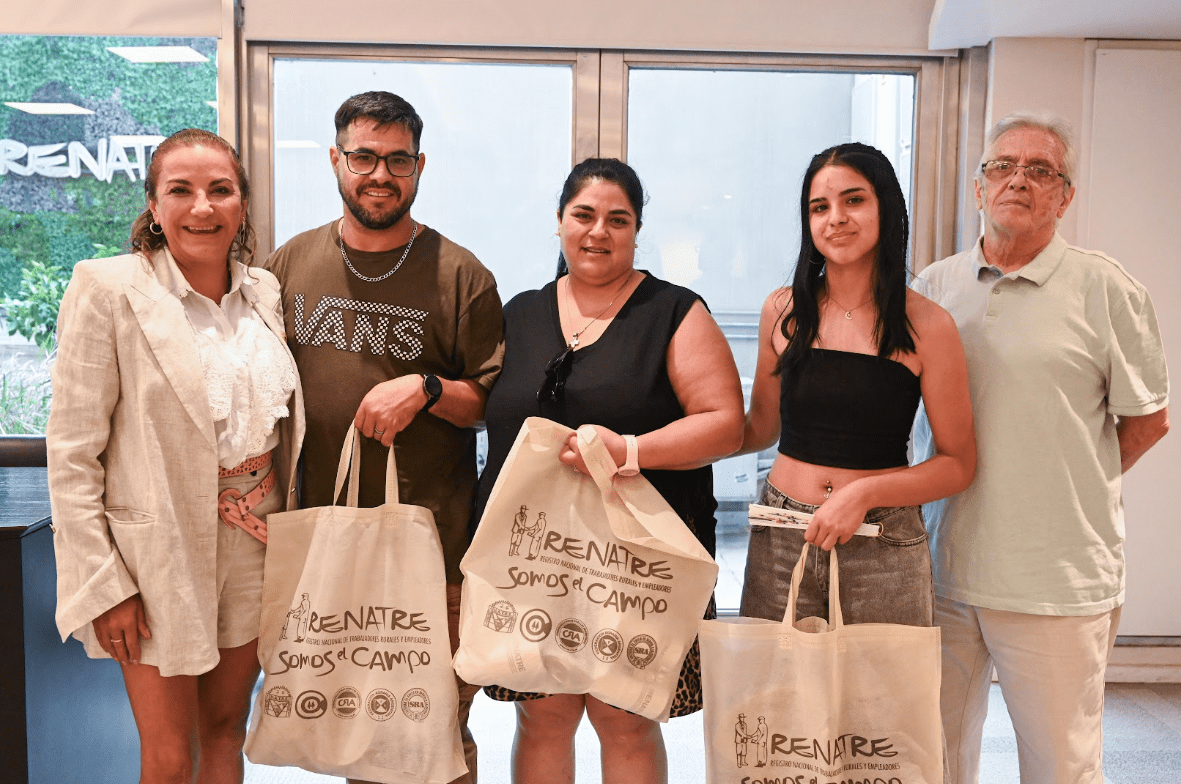 El RENATRE otorgó el premio del sorteo por el Día del Trabajador Rural y una familia cordobesa conoció Mar del Plata