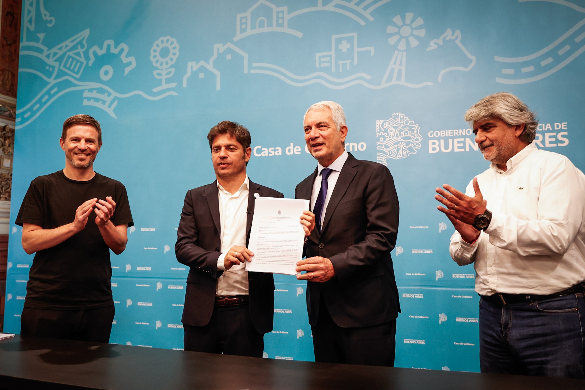 Kicillof entregó el decreto de aprobación del Sector Industrial Planificado La Plata II