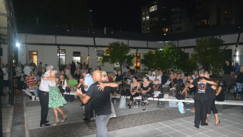 La Plata: La Milonga de la Plaza vuelve con baile y clases abiertas