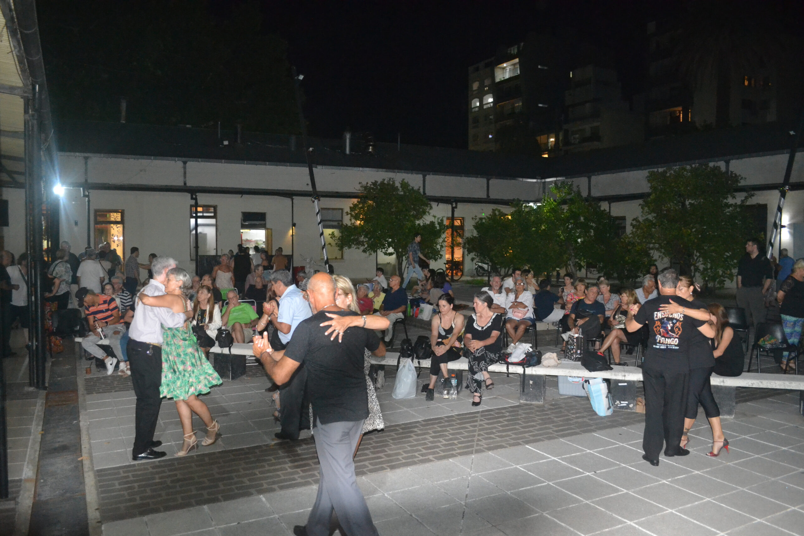 La Plata: La Milonga de la Plaza vuelve con baile y clases abiertas