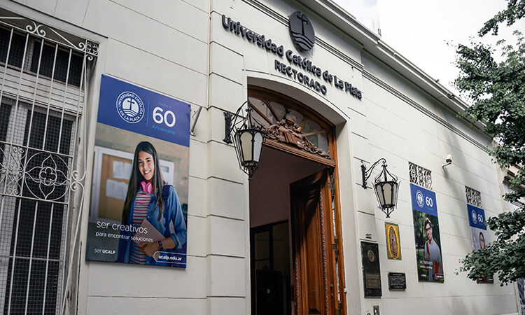 Por fallecimiento del Papa Francisco, la UCALP suspende actividades académicas y administrativas
