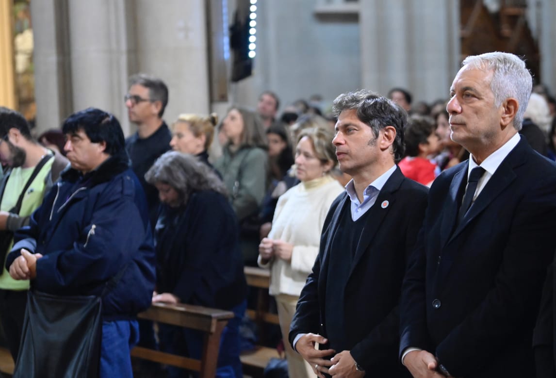Junto a Kicillof, Alak participó de la misa por el eterno descanso del Papa Francisco: “La ciudad está conmovida”