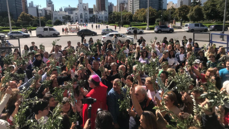 Una multitud de fieles en la Catedral de La Plata por el Domingo de Ramos